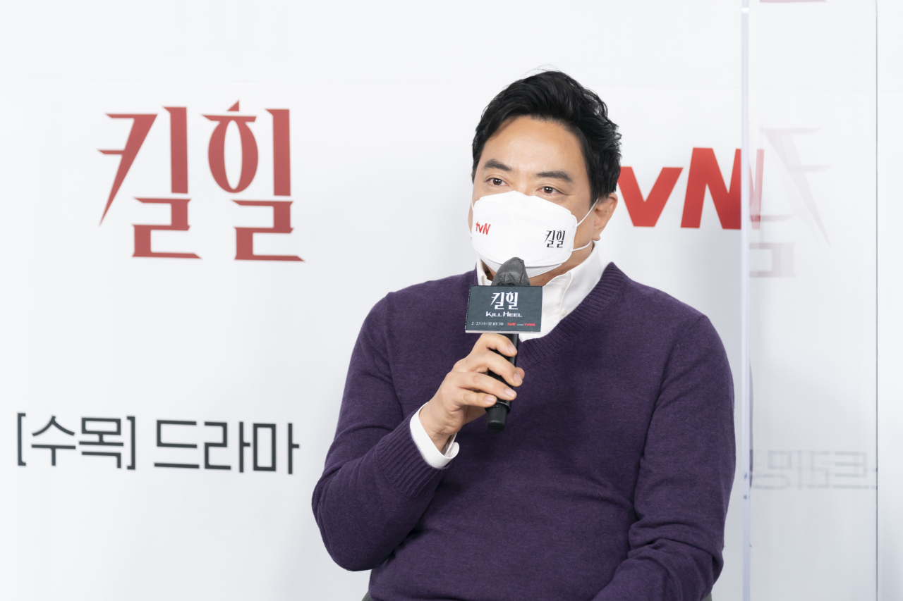 Director No Do-cheol speaks about tvN’s “Kill Heel” during the online press conference (tvN)