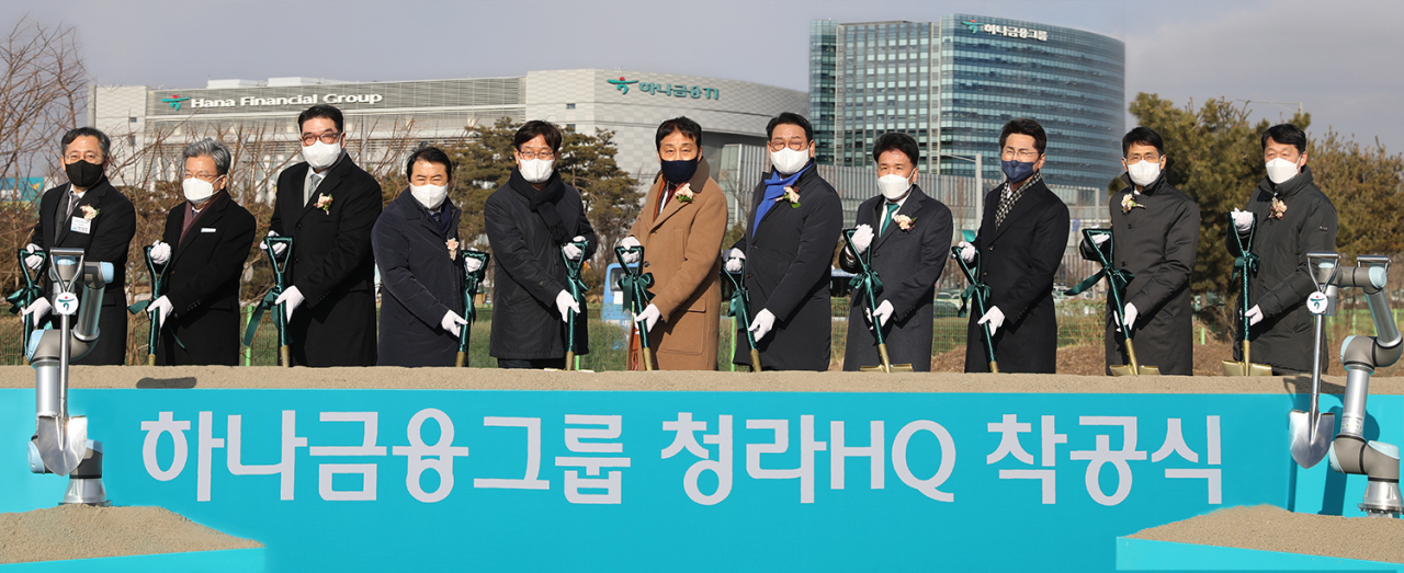 Hana Financial Group Chairman Kim Jung-tai, center, and officials pose for a photo at the groundbreaking ceremony for its new headquarters in Incheon on Tuesday. (Hana Financial Group)