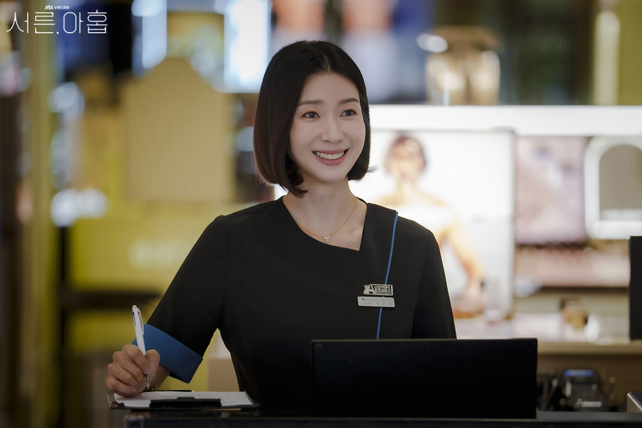 Kim Ji-hyun plays cosmetic brand manager Jang Joo-hee in “Thirty-Nine” (JTBC)