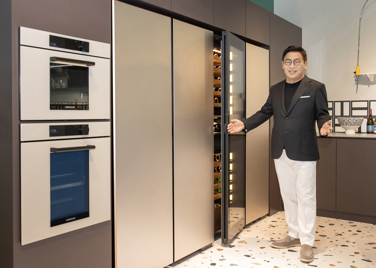 Lee Jae-seung, president and head of digital appliances business at Samsung Electronics, poses for a photo against the backdrop of Samsung‘s brand-new side-by-side refrigerator under the Bespoke Infinite lineup unveiled Thursday at Samsung Digital Plaza in southern Seoul. (Samsung Electronics)