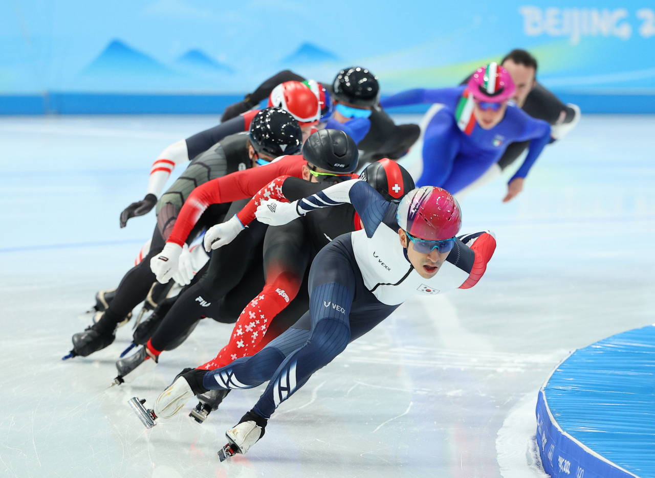 South Korean speed skater Lee Seung-hoon (R) trains at the National Speed Skating Oval in Beijing on Wednesday, ahead of his mass start competition at the Beijing Winter Olympics. (Yonhap)