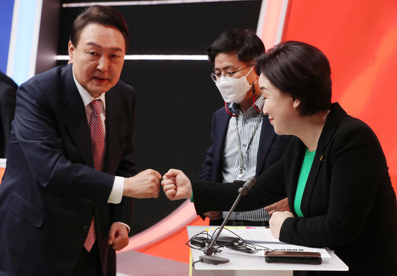 People Power Party’s Yoon Suk-yeol (left) Justice Party’s Sim Sang-jung (Yonhap)