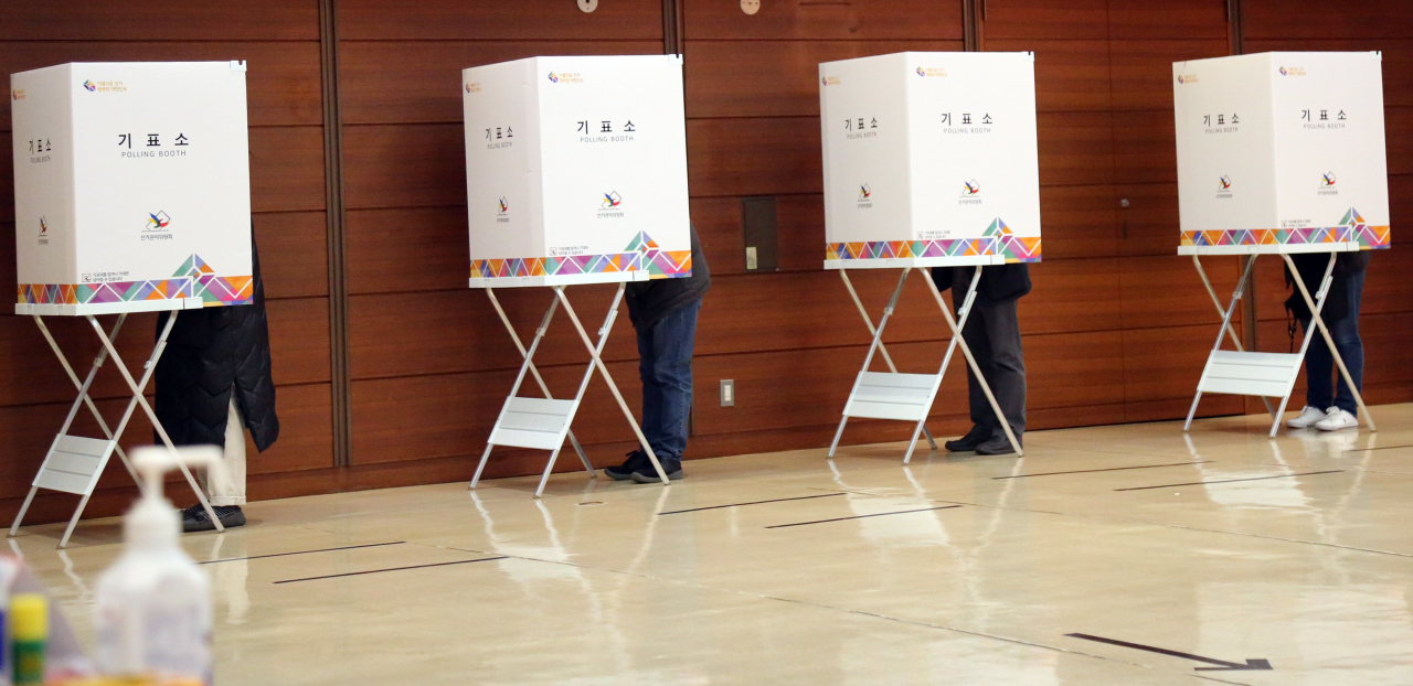 Overseas Koreans vote to elect the 20th president at the Korean Embassy’s overseas polling station in Tokyo, Japan on Wednesday. (Yonhap)