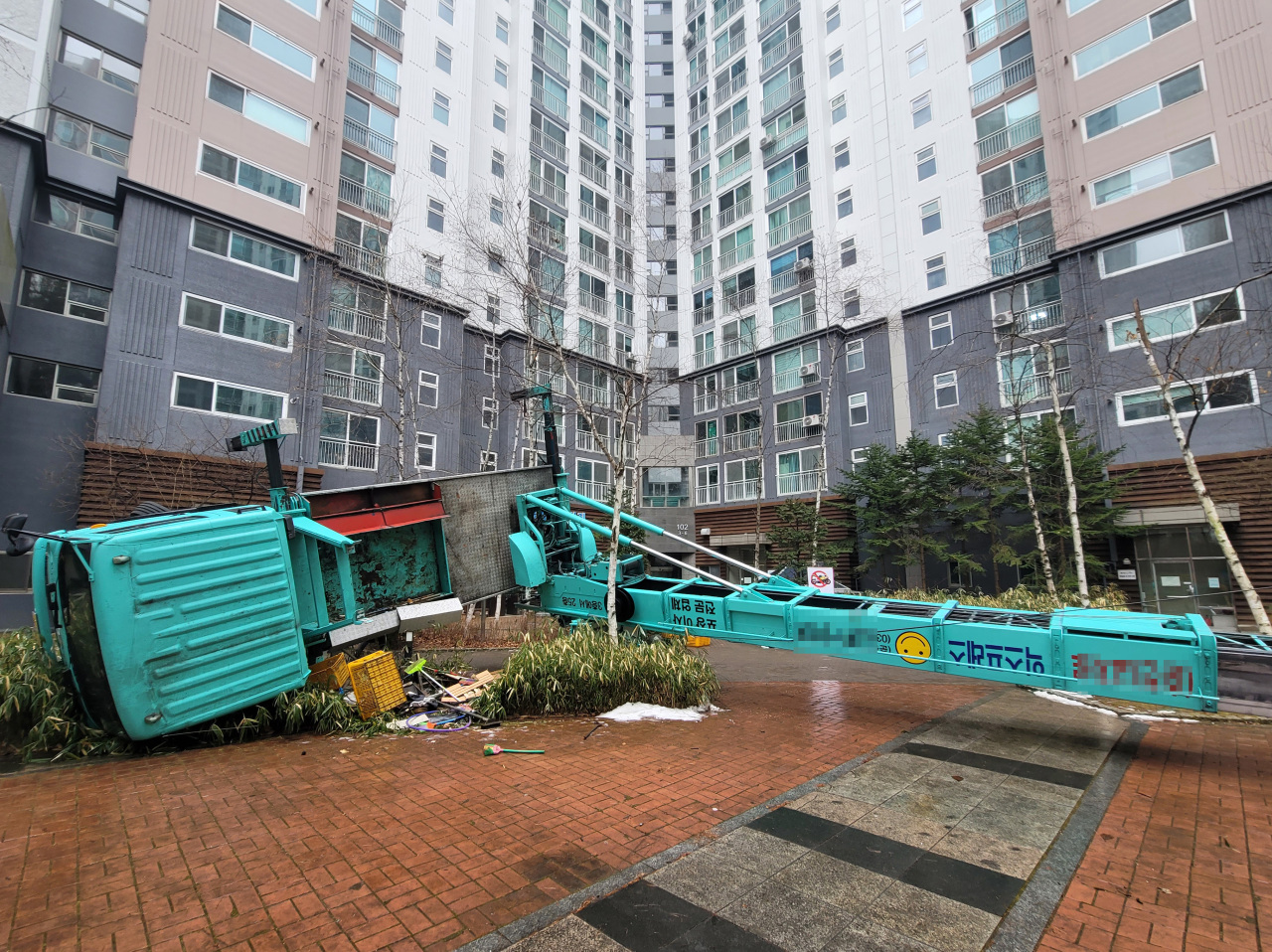 A ladder truck that has rolled over while loading household items to the 22nd floor of an apartment complex in Chuncheon, Gangwon Province, Jan. 25. (Yonhap)