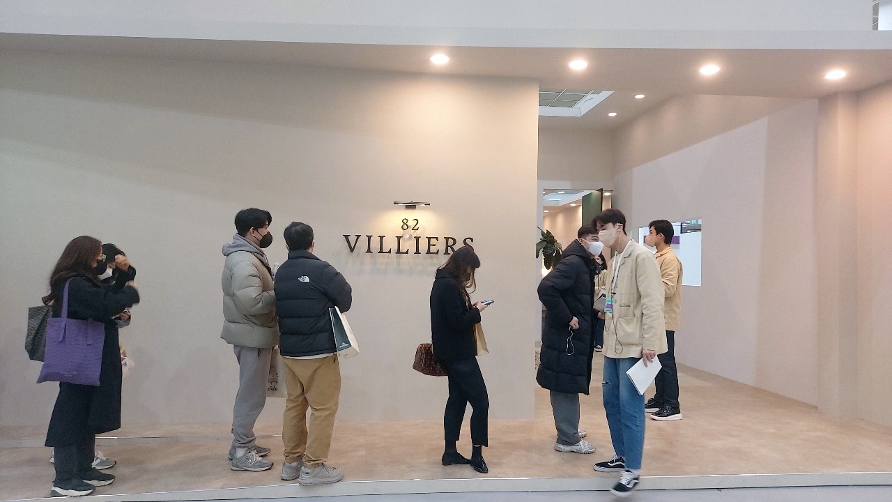 People wait in line to enter the booth of 82 Villiers at Seoul Living Design Fair 2022 on Wednesday. (Jie Ye-eun/The Korea Herald)
