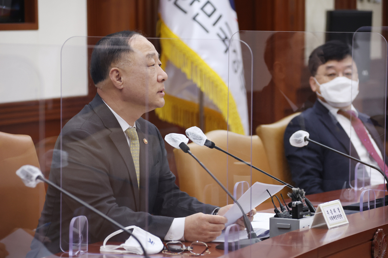 Finance Minister Hong Nam-ki (left) speaks during a ministerial meeting for the nation’s innovative growth in Seoul, Thursday. (Yonhap)
