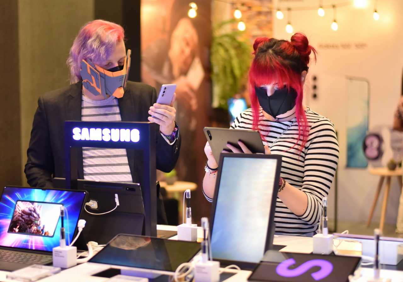 Customers in Peru take a look at Samsung Electronics’ newly released Galaxy S22 smartphone and Galaxy Tab S8 tablet. (Samsung Electronics)