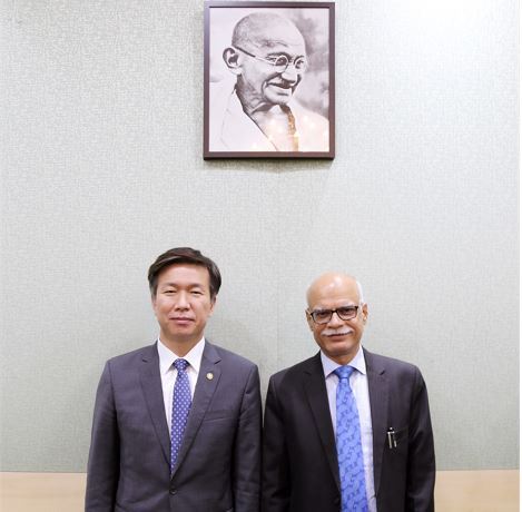National Tax Service commissioner Kim Dae-ji (left) poses with India’s revenue secretary Tarun Bajaj in New Delhi on Thursday. (National Tax Service)