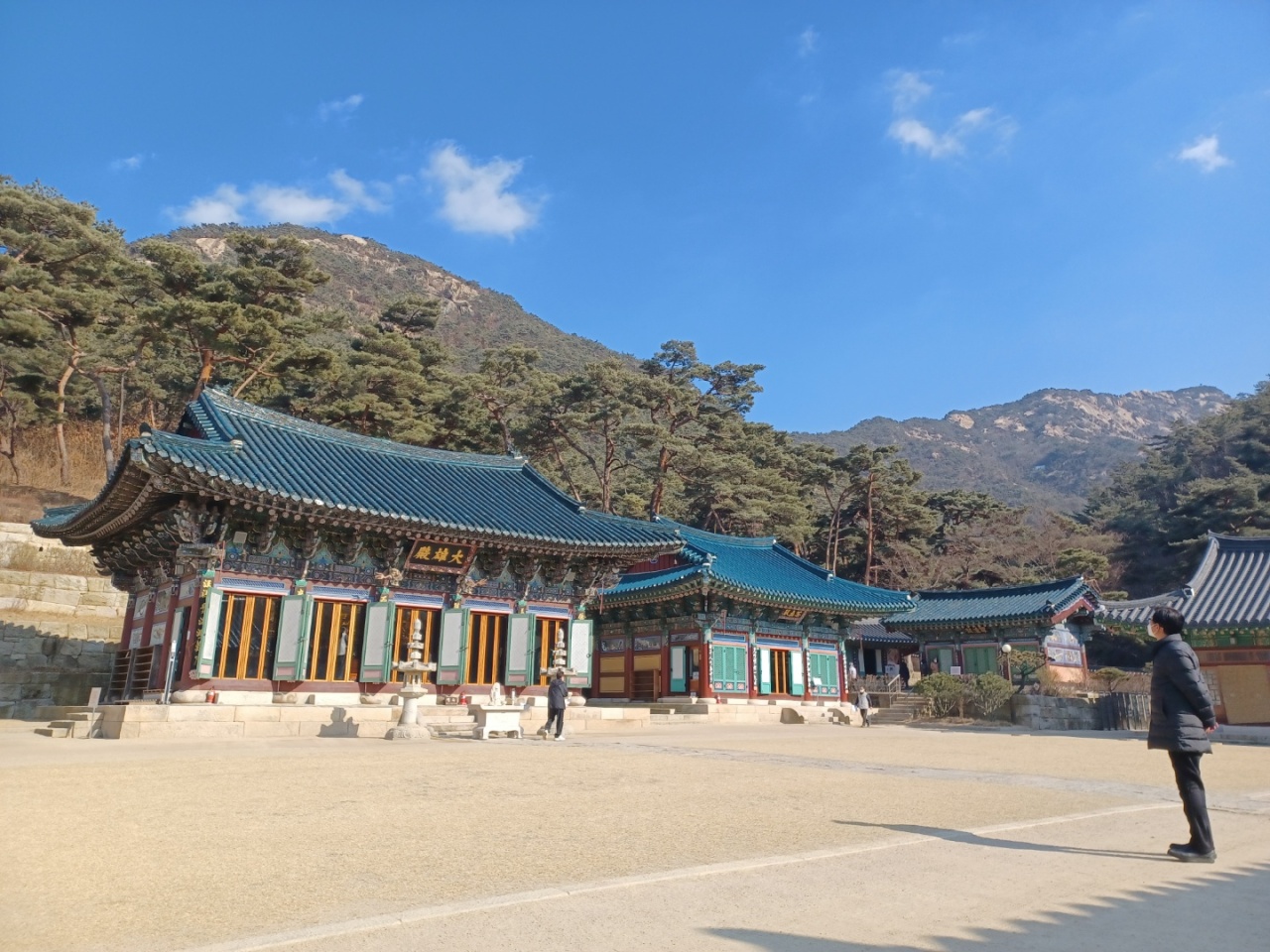 The main hall of the Jingwansa in Eunpyeong-gu, northern Seoul (Lee Si-jin/The Korea Herald)