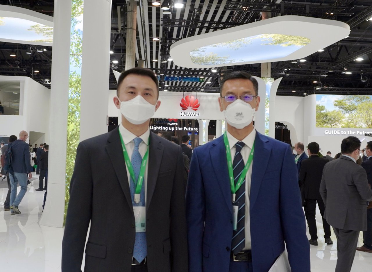 El director ejecutivo de Huawei Corea, Sun Luyuan (izquierda), y el vicepresidente de Huawei Asia Pacífico, Jay Chen, posan para una foto en la Huawei Expo durante el MWC 2022 (Huawei Technologies)