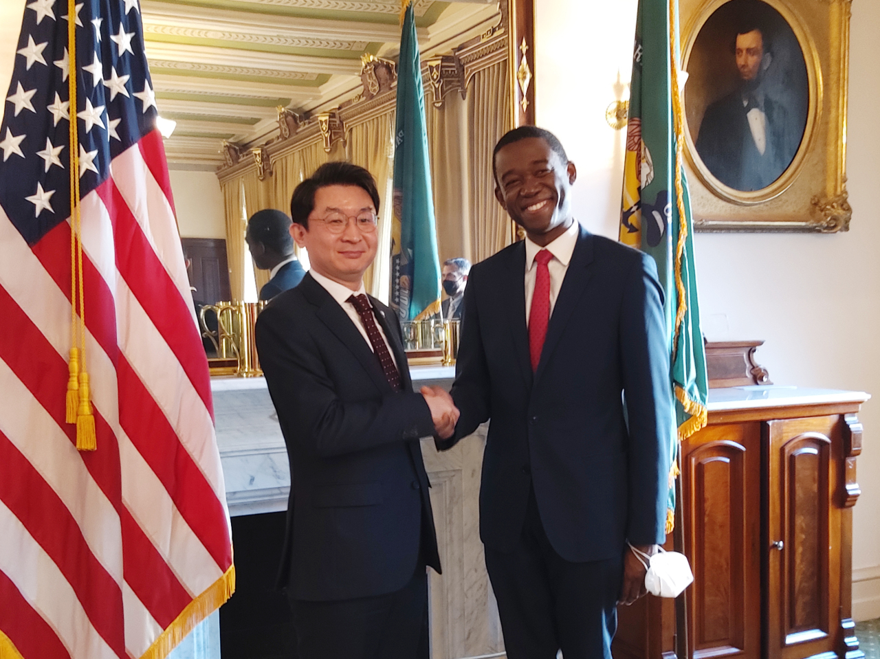 Korea's Vice Finance Minister Lee Eog-weon (left) poses with US Deputy Treasury Secretary Wally Adeyemo during their meeting to discuss matters involving Korea's financial sanctions on Russia in Washington, D.C. on Monday. (Yonhap)
