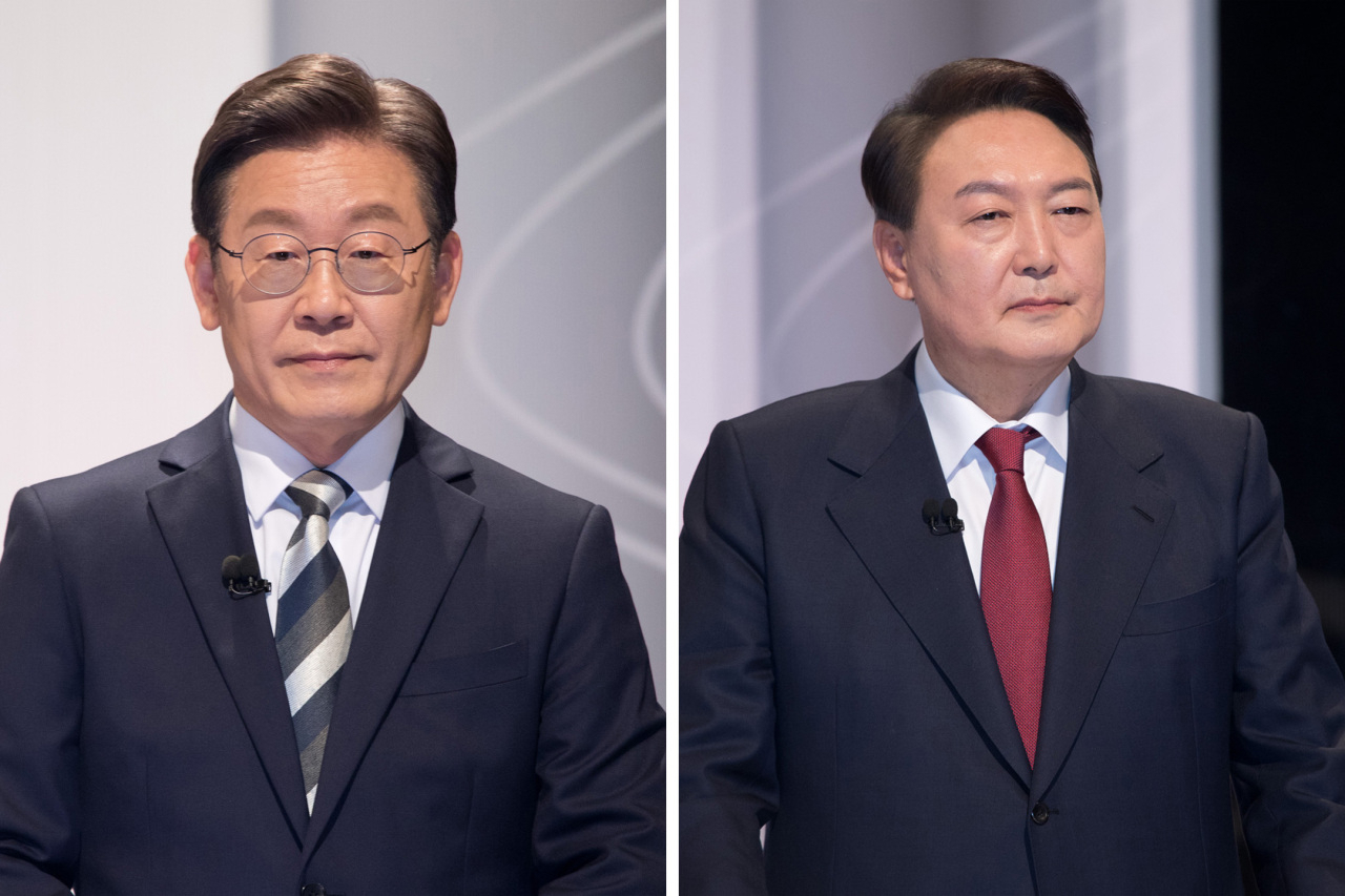 Presidential candidates Lee Jae-myung of the ruling Democratic Party of Korea (left) and Yoon Suk-yeol of the main opposition People Power Party speak during a presidential TV debate on Feb. 25. (Yonhap)