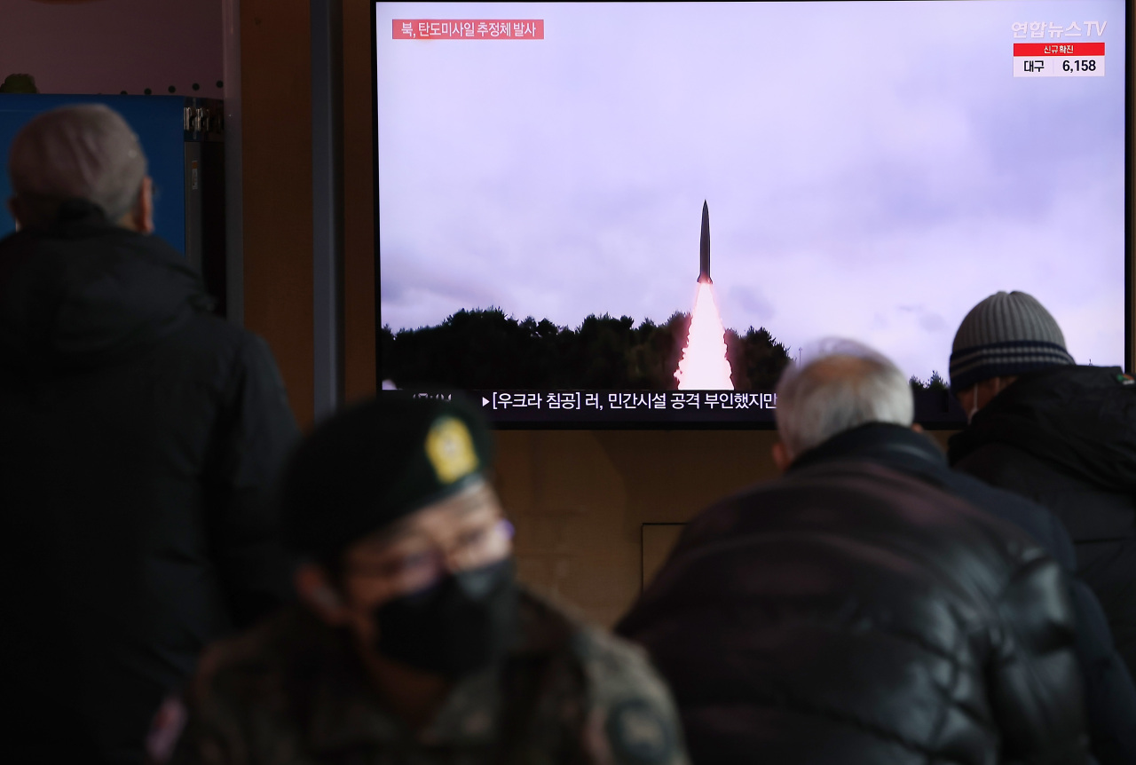People watch file footage of a North Korean missile test at the Seoul Railway Station on Feb. 27.(Yonhap)