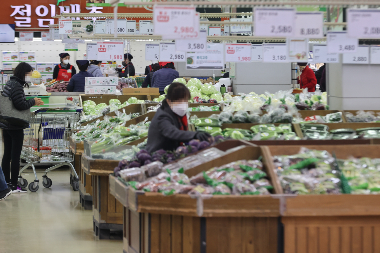 Price tags of agricultural products are seen at a large discount chain in Seoul on Friday. (Yonhap)