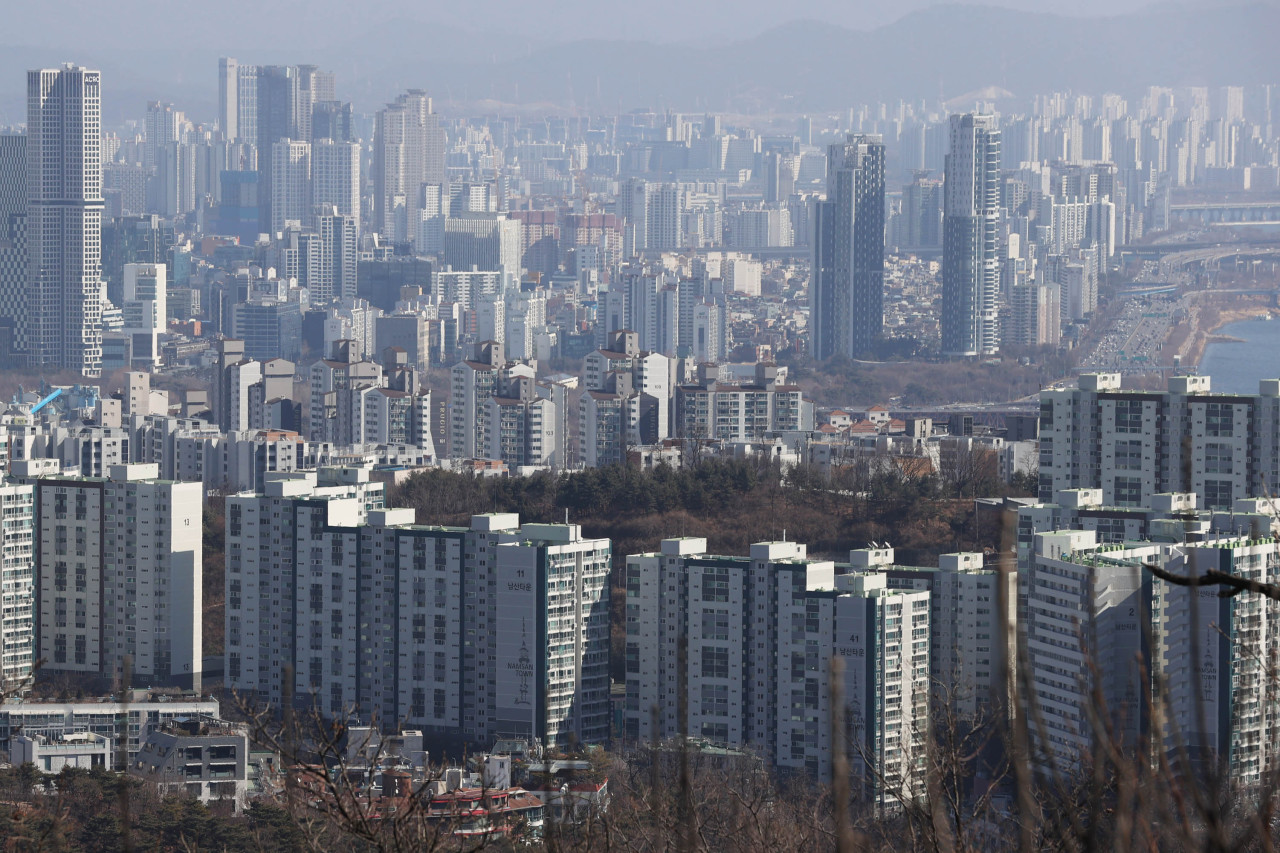 A view of apartment complexes in Seoul on Feb. 27 (Yonhap)