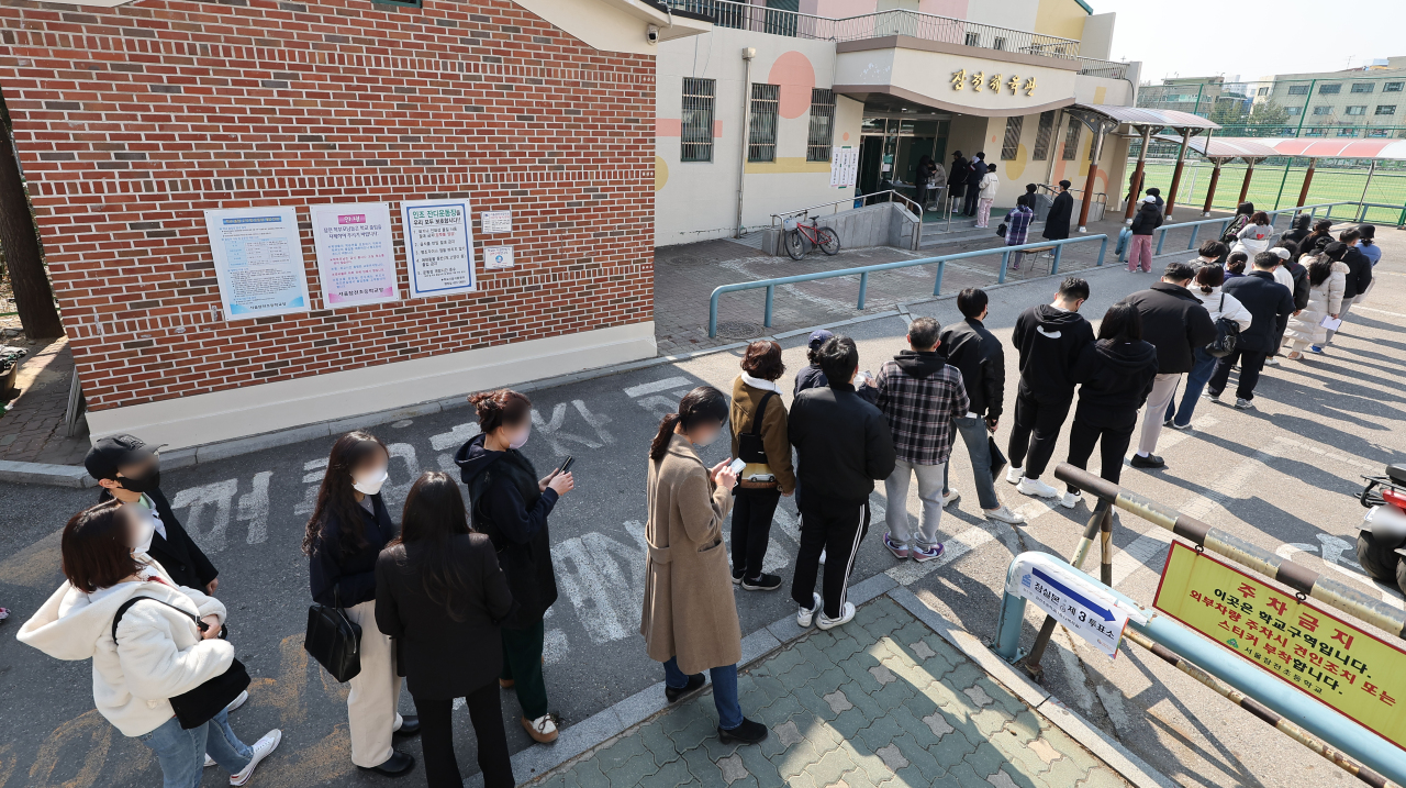 People wait in line to cast their votes for the presidential election at a polling station in Seoul, Wednesday. (Yonhap)
