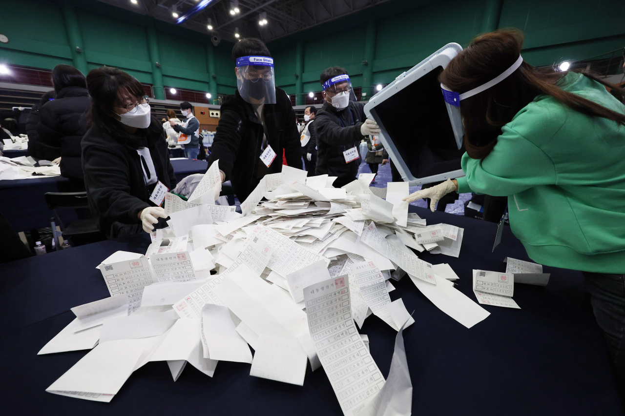 Officials unload ballot papers as they prepare for vote counting in Wednesday's presidential election in South Korea. Yonhap