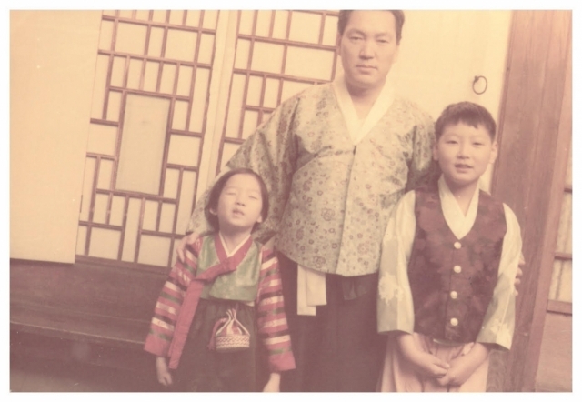 Yoon Suk-yeol with his father and younger sister in this New Year’s Day photo taken when he was in fourth grade of elementary school (Yonhap)