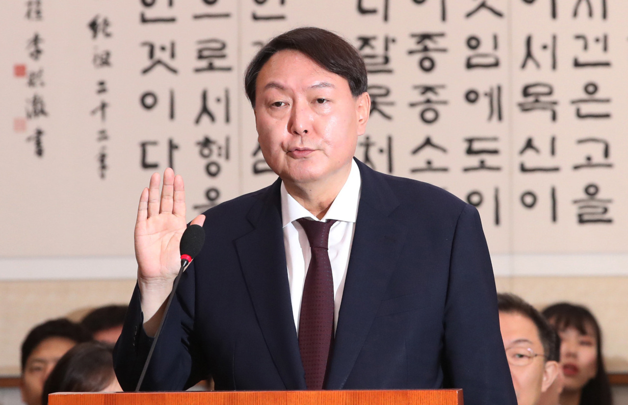 Yoon Suk-yeol takes the oath at the hearing of the prosecutor general in July 2019. (Yonhap)