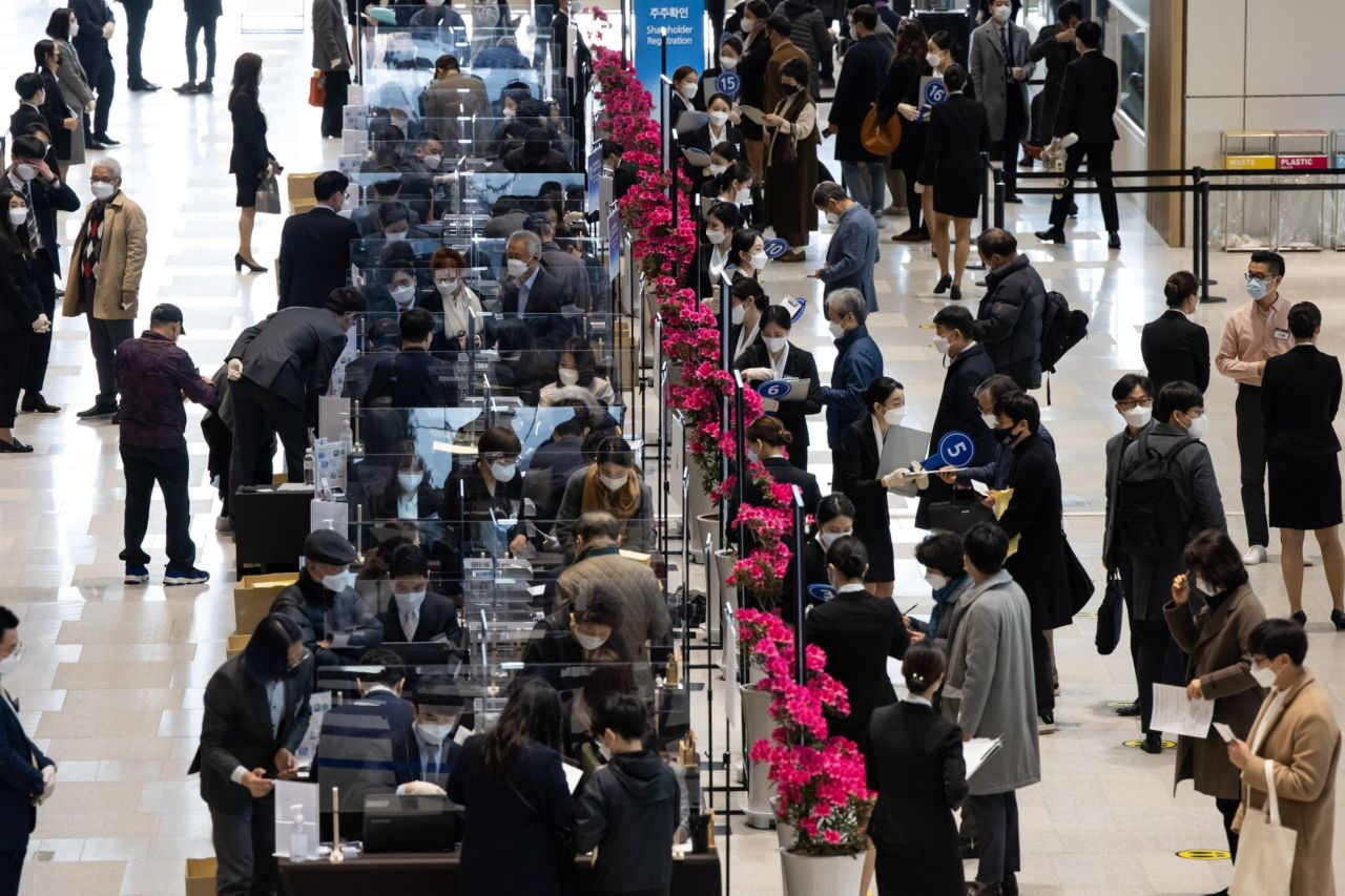 Samsung Electronics shareholders arrive at the Suwon Convention Center in Gyeonggi Province to attend an annual general meeting in this file photo dated March 17, 2021. (Bloomberg)