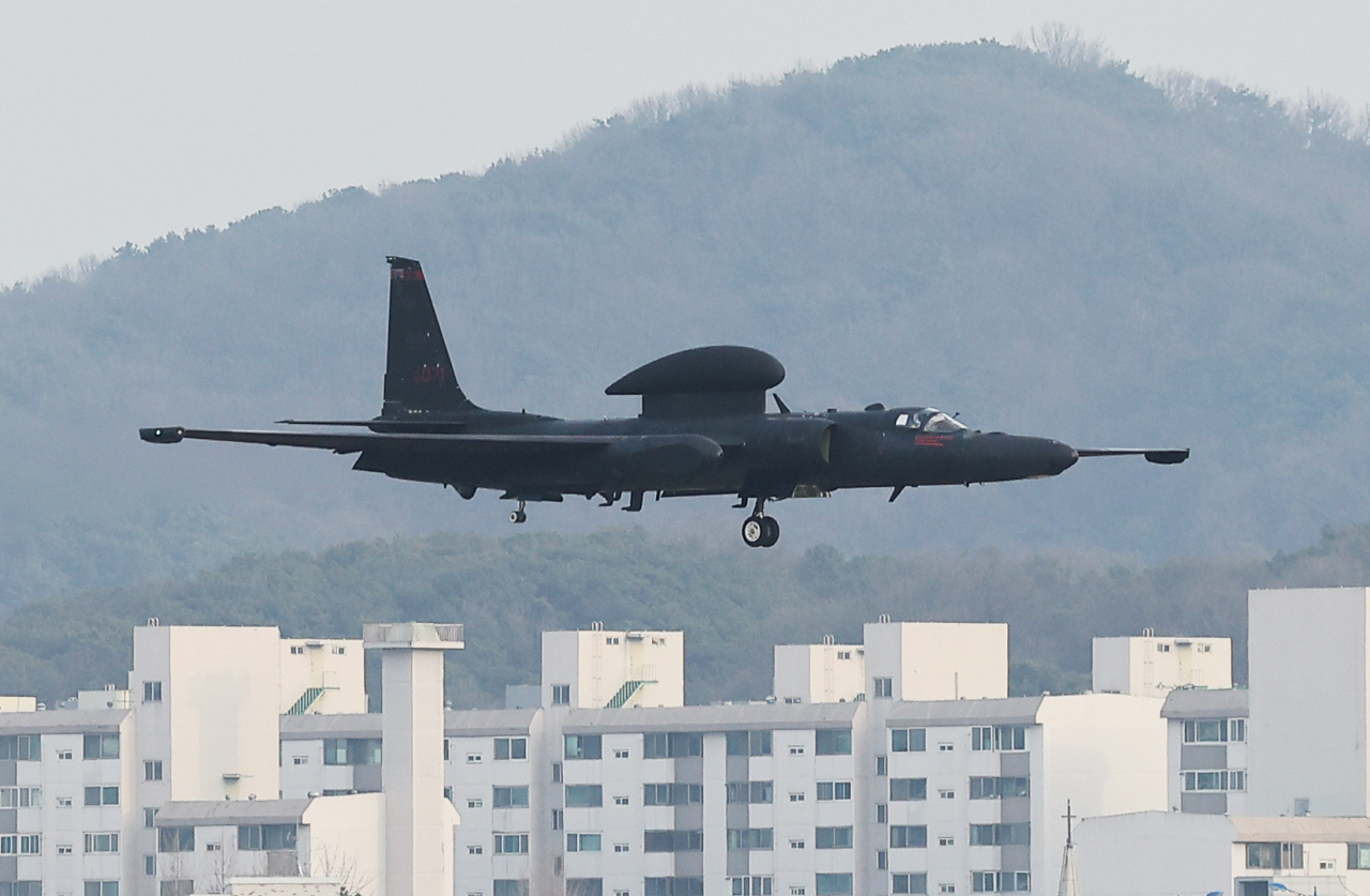 A U-2S high-altitude reconnaissance and surveillance aircraft lands at a US airbase in Pyeongtaek, Gyeonggi Province on Thursday. The US military has increased surveillance activities in response to North Korea’s recent series of projectile launches. (Yonhap)