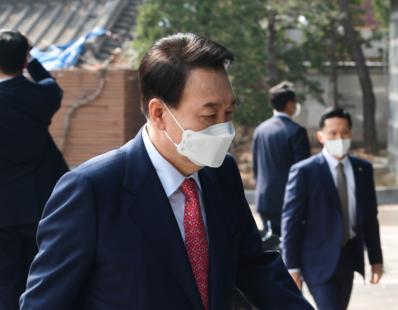 President-elect Yoon Suk-yeol makes his way to the Financial Supervisory Service training center in Tongui-dong, Jongno-gu, Seoul, on Wednesday, after the luncheon meeting with President Moon Jae-in was canceled. (Yonhap)