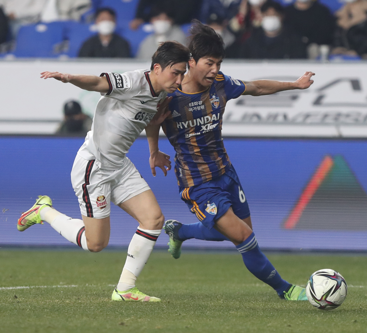 Yoon Jong-gyu of FC Seoul (L) and Seol Young-woo of Ulsan Hyundai FC battle for the ball during the clubs' K League 1 match at Munsu Football Stadium in Ulsan, some 415 kilometers southeast of Seoul, on March 11, 2022. (Yonhap)