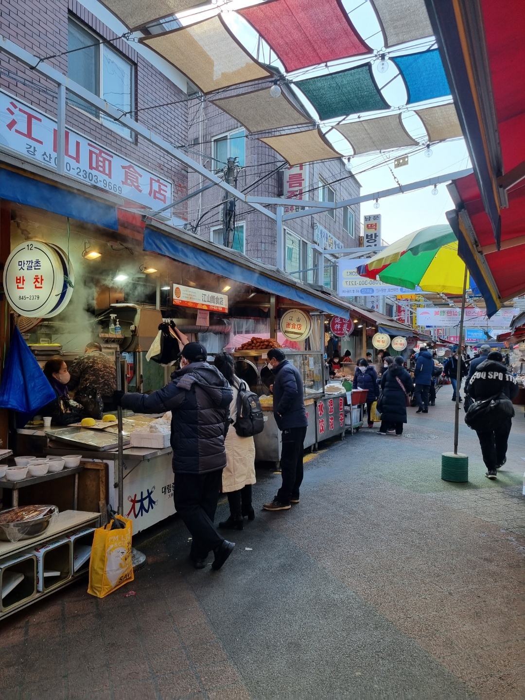People buy freshly baked bread and rice cake at Daerim Central Market in Yeongdeungpo-gu, Seoul. (The Korea Herald)