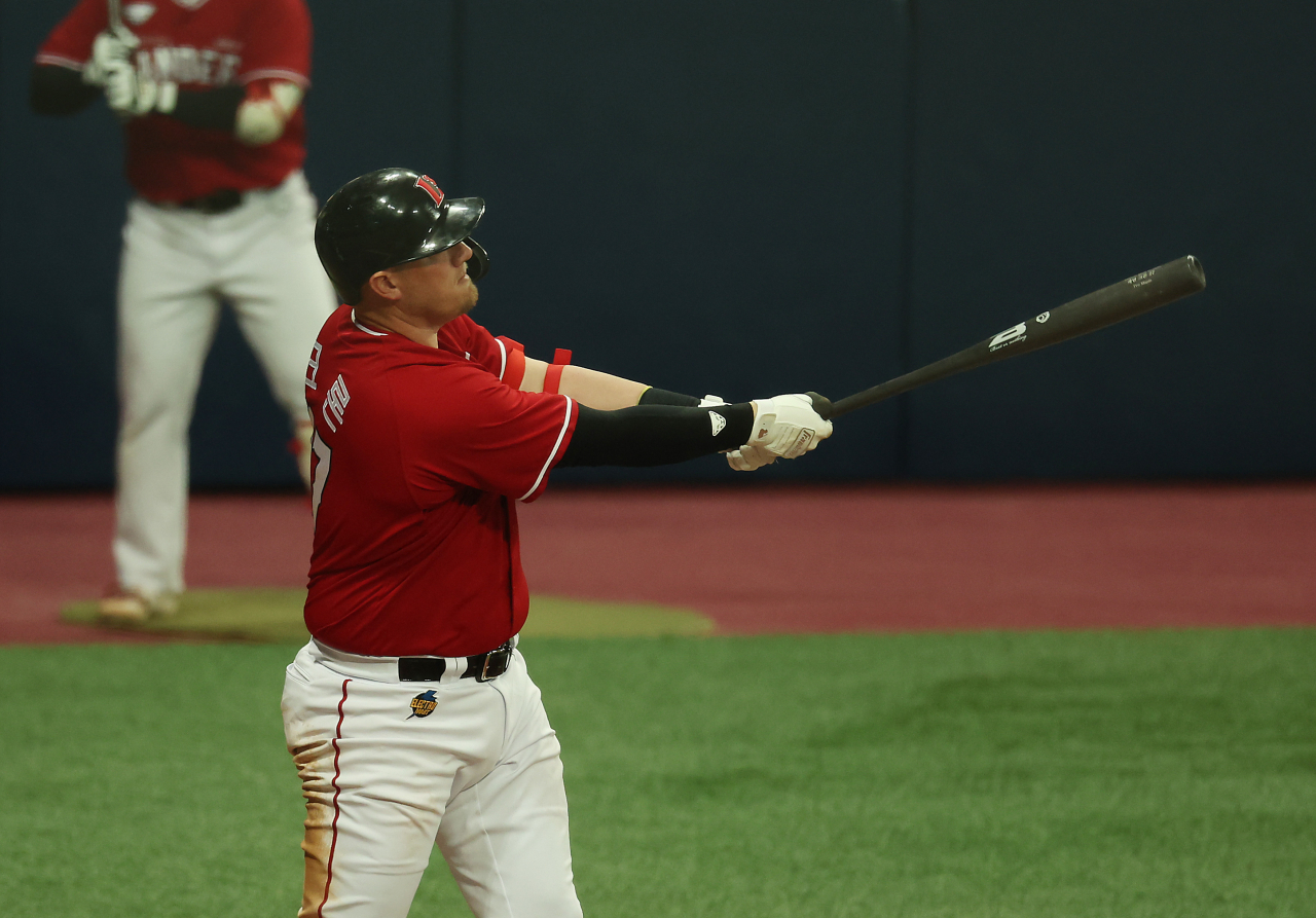 Kevin Cron of the SSG Landers hits a two-run home run against the Kiwoom Heroes in the top of the fourth inning of a Korea Baseball Organization preseason game at Gocheok Sky Dome in Seoul last Friday. (Yonhap)