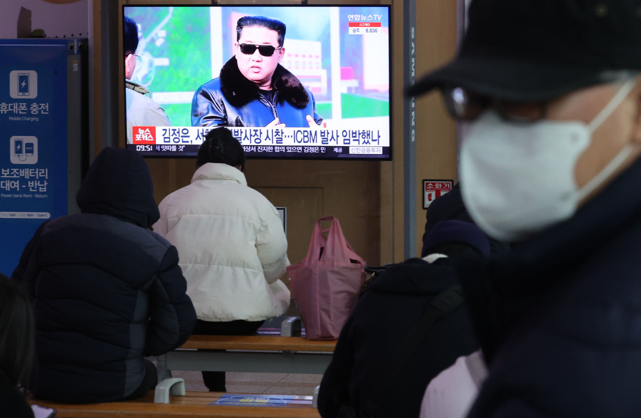 Passersby watch a TV report of North Korea’s missile launch at Seoul Station (File Photo - Yonhap)