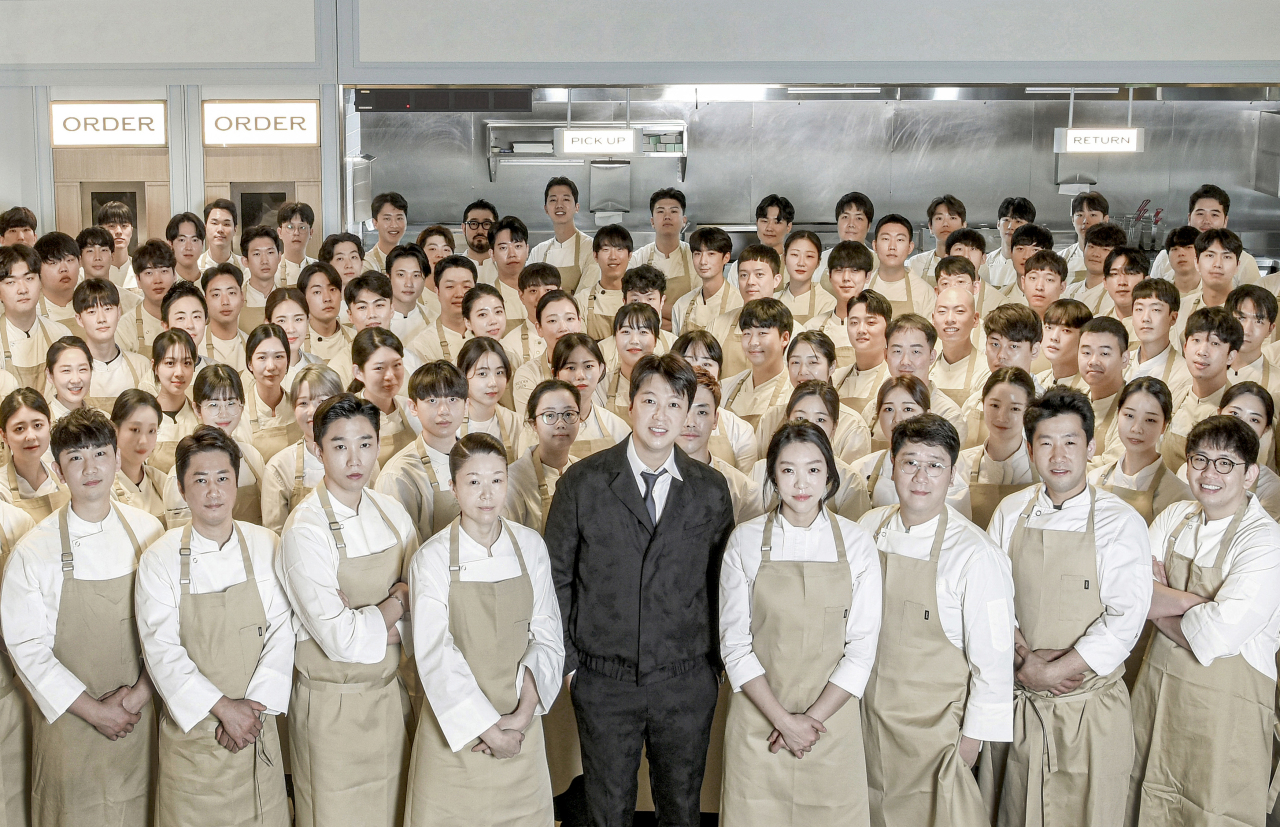 Open CEO Hong Seong-cheol poses for a photo with chefs and employees who work at Open’s F&B brands. (Open)