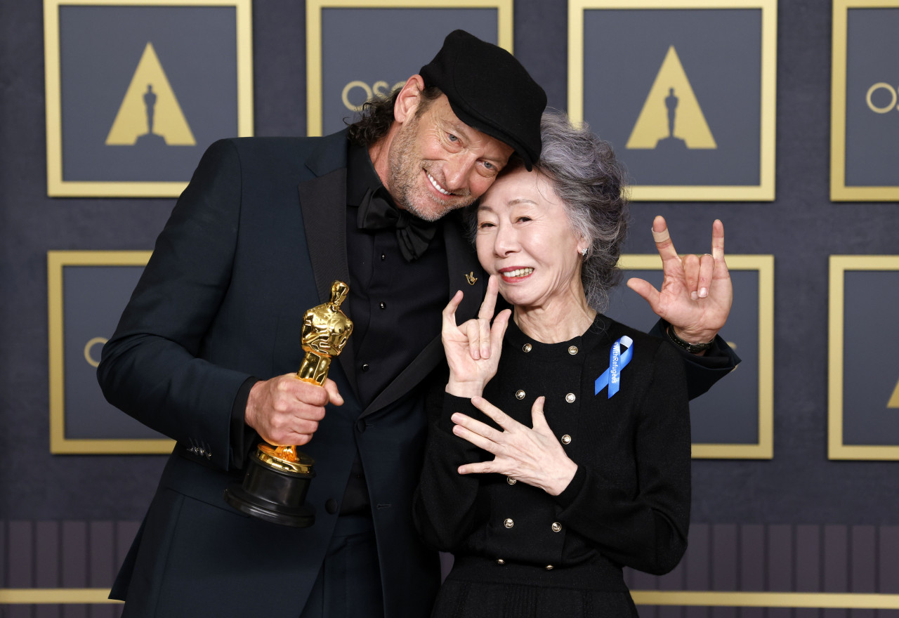 Troy Kotsur (left), winner of the actor in a supporting role award for ”CODA,“ and presenter Youn Yuh-jung pose in the press room during the 94th annual Academy Awards ceremony at the Dolby Theater in Hollywood, Los Angeles. (EPA-Yonhap)