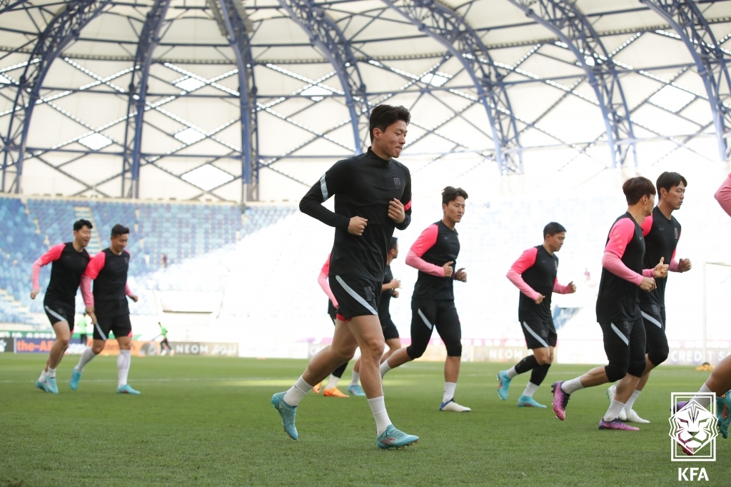 South Korean men's national football team players train at Al Maktoum Stadium in Dubai on Monday, in preparation for a Group A match in the final Asian World Cup qualifying round against the United Arab Emirates, in this photo provided by the Korea Football Association. (Korea Football Association)