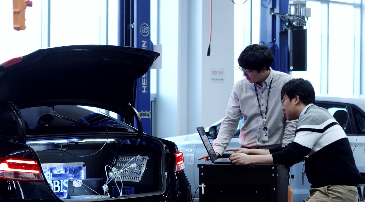 A photo of Hyundai Mobis researchers testing a self-driving car in Seosan, South Chungcheong Province (Hyundai Mobis)