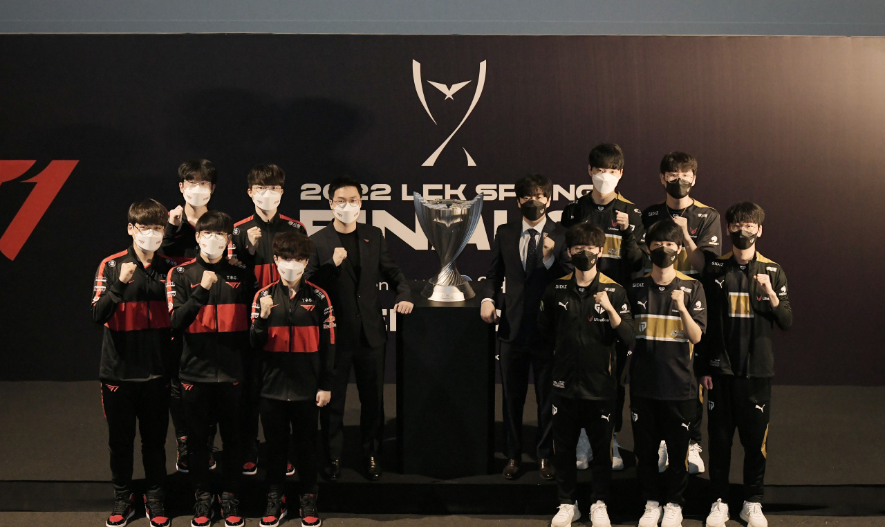 Players and coaches of T1 (left) and Gen.G pose after a press conference at CGV Yongsan in central Seoul, Wednesday. (LCK)