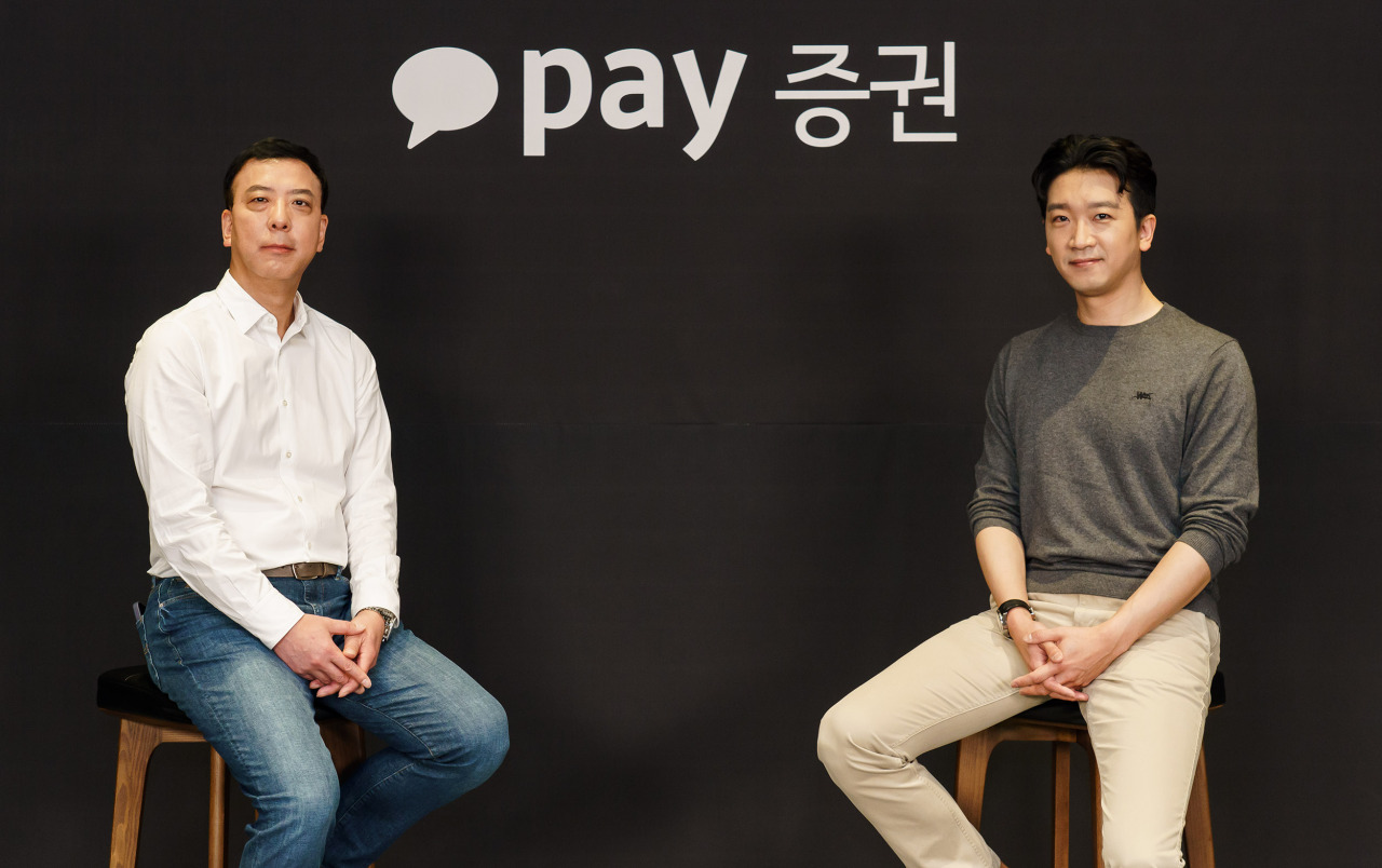 Kakaopay Securities co-CEO Kim Dae-hong (left) and Lee Seung-hyo poses for a picture before the online press conference at Pangyo headquarters in Gyeonggi Province, Tuesday. (Kakaopay Securities)