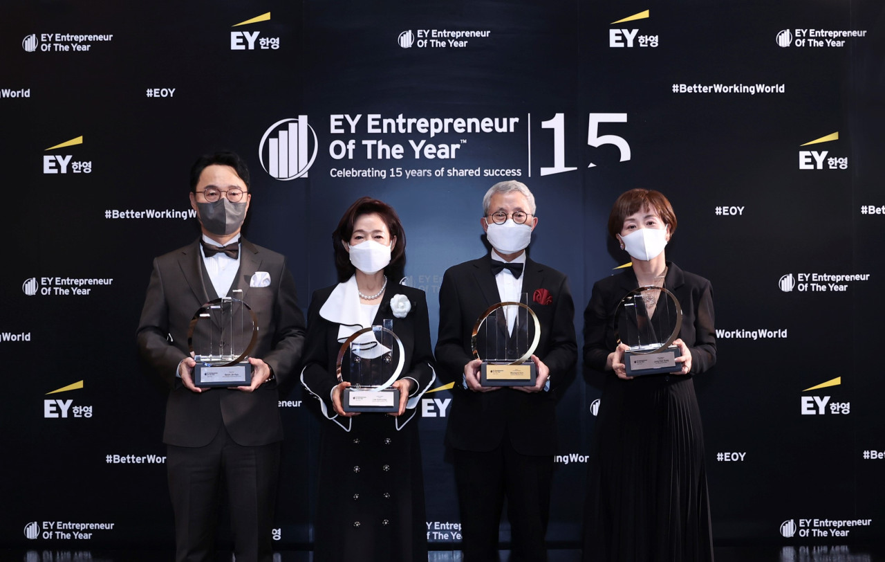 Recipients of awards at the EY Entrepreneur of The Year Award ceremony in Seoul pose for a photo. (Ernst & Young Han Young)