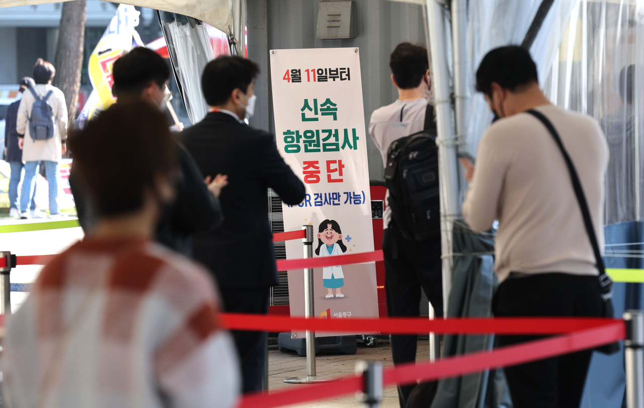 A sign at the entrance to a COVID-19 testing station in Seoul reads that rapid antigen tests are no longer available, starting Monday. (Yonhap)