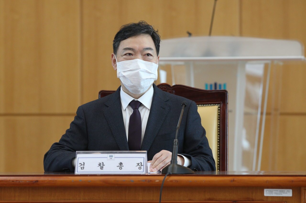 Prosecutor General Kim Oh-soo attends a meeting among senior prosecutors at the Supreme Prosecutors’ Office in Seoul on Monday. The meeting was attended by chiefs of 18 district prosecutors' offices across the country and three additional senior prosecutors, including Kim. (Joint Press Corps)