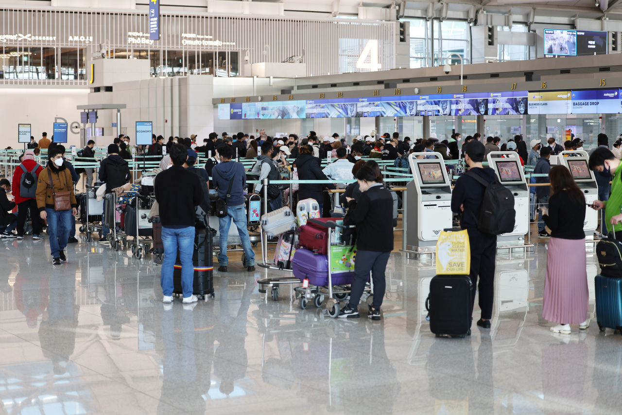 Passengers form long lines at the check-in counters in Incheon Airport on April 1. (Yonhap)