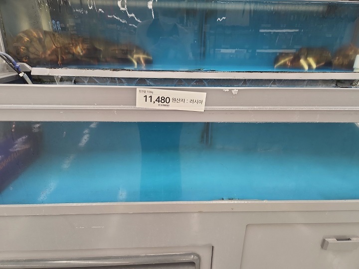 A half-empty water tank displays imported snow crabs, including those from Canada and Russia, at an E-mart in Yeongdeungpo-gu, Seoul. (Choi Jae-hee/The Korea Herald)