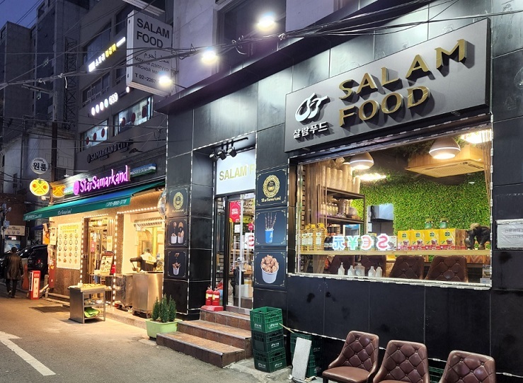 Central Asian Street, near Seoul’s Dongdaemun History & Culture Park Station Exit No. 8 (Choi Jae-hee/The Korea Herald)