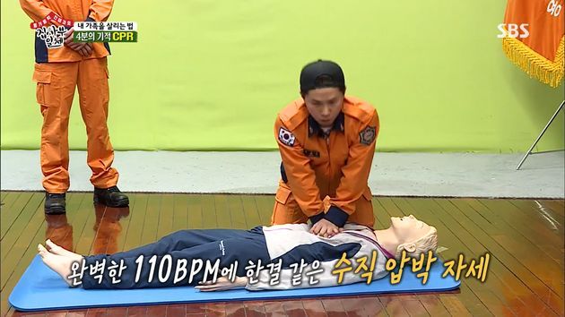 A screenshot of an episode of SBS’ Sunday reality show “Master in the House,” aired on May 12, 2019. Yang learned how to perform the Heimlich maneuver and CPR. (SBS)