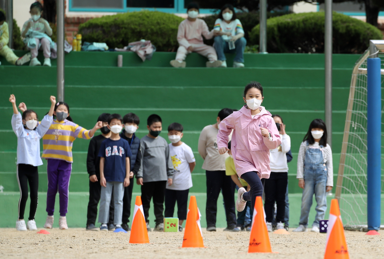 Students take part in a sports day event held at an elementary school in Gwangju, Monday. (Yonhap)