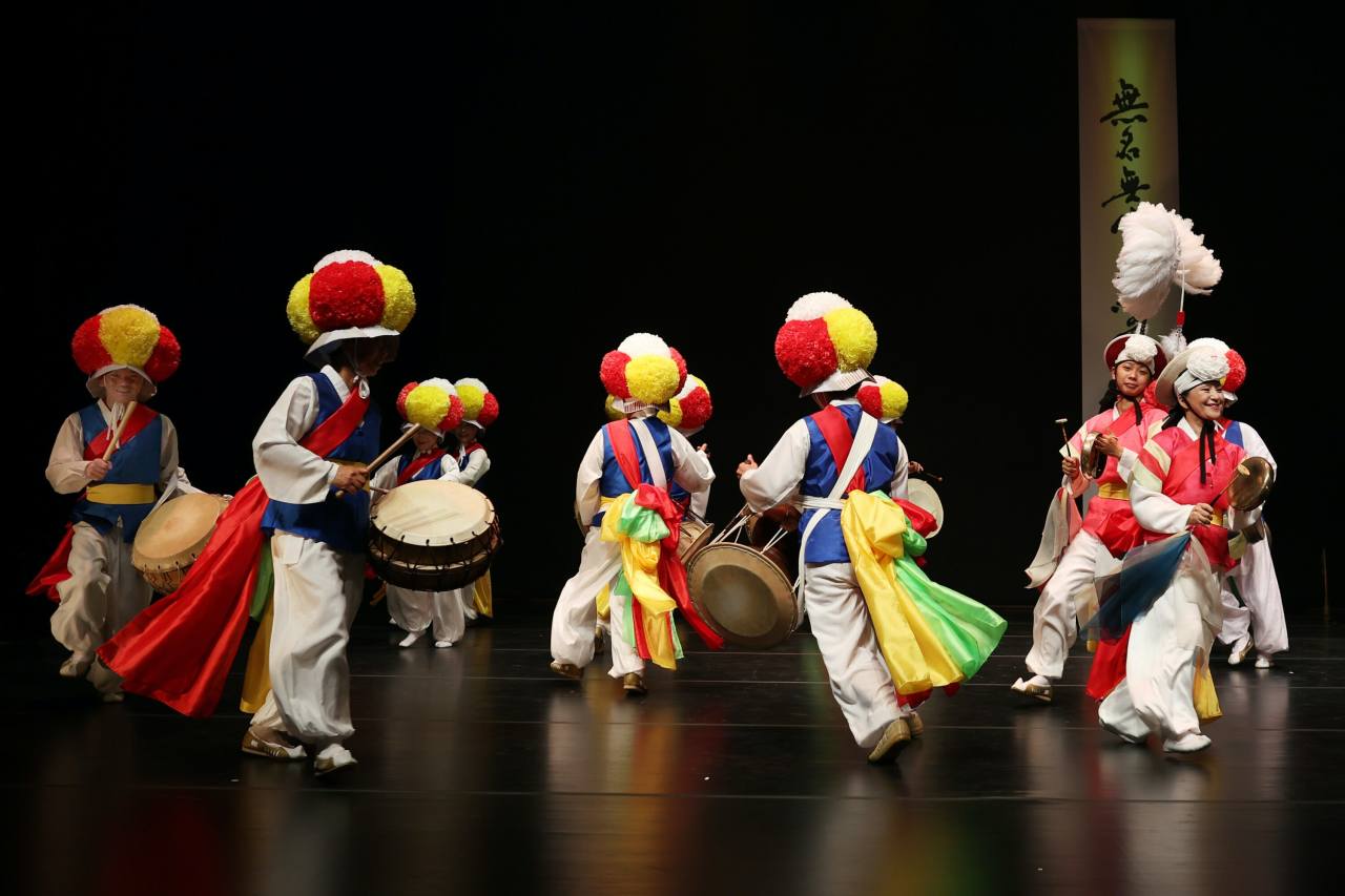 커뮤니티 밴드의 음악과 춤 의식인 '논가쿠' 공연자의 머리 옷차림은 한지 꽃으로 장식되어 있습니다.사진 © 강현원
