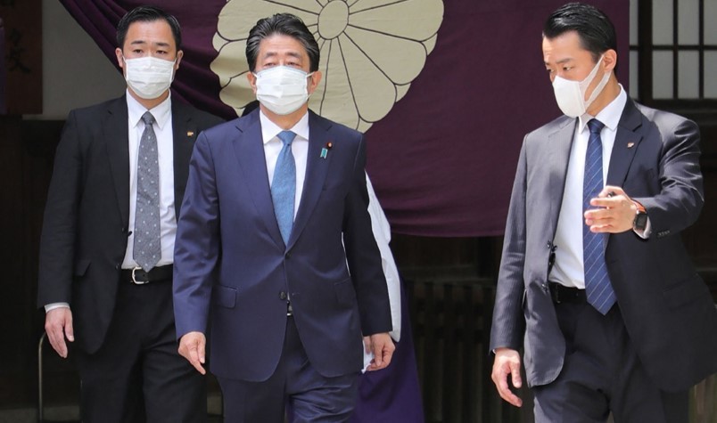 Former Japanese Prime Minister Shinzo Abe visited Yasukuni Shrine on Thursday. (Yonhap)