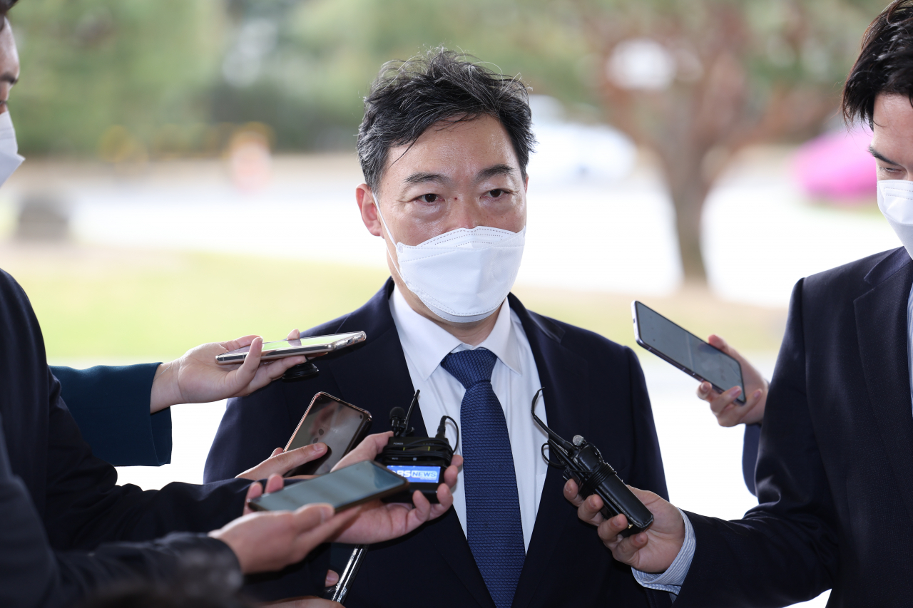 Prosecutor General Kim Oh-soo answers reporters' questions while reporting to work at the Supreme Prosecutors Office in Seoul on Friday. (Yonhap)