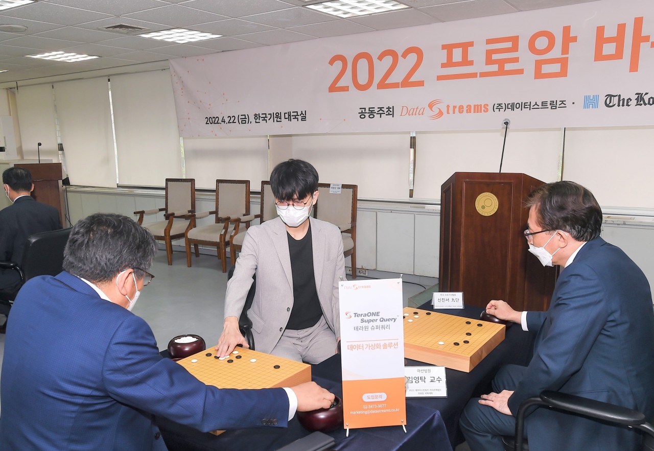 The Korea Herald CEO Choi Jin-Young (left), Baduk champion Shin Jin-Seo (middle) and Asan Medical Center professor Kim Young-tak (right) play a round of Baduk. (Korea Baduk Association)