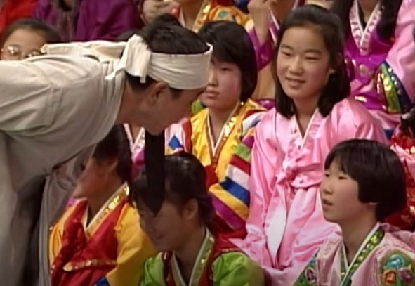 A screenshot shows an actor talking to an audience member during a play. (KBS)