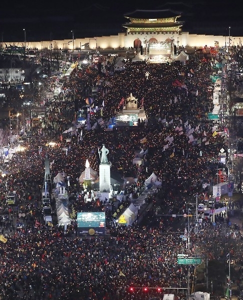 Protesters hold a rally on Feb. 11, 2017, in central Seoul in their 15th weekly candlelight vigil, calling on impeached President Park Geun-hye to resign. (Yonhap)